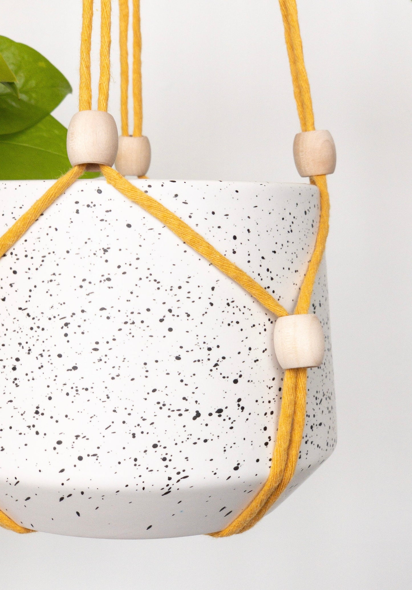 Plant hanger in yellow with wooden beads